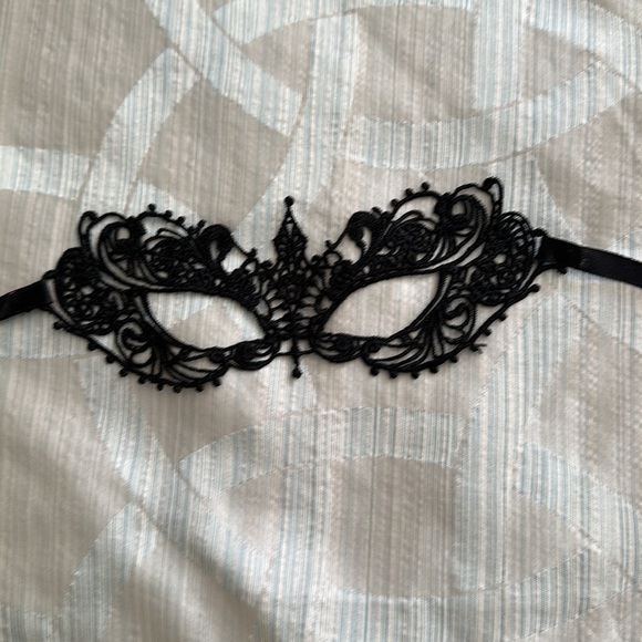 Black lace masquerade eye mask - Picture 3 of 3
